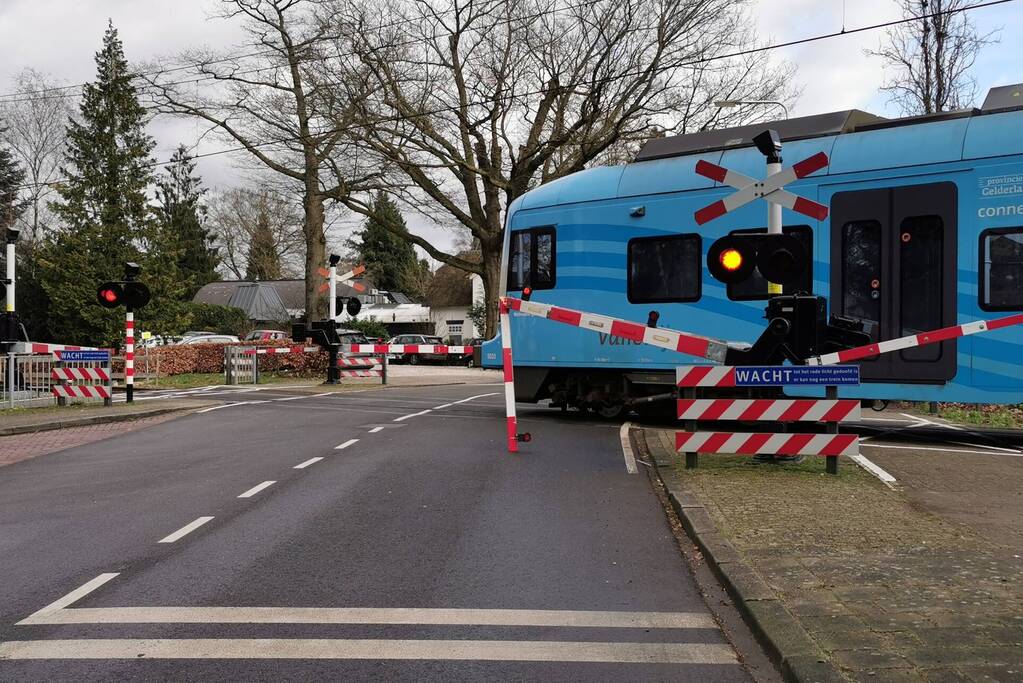 Spoorboom overweg kapot gereden