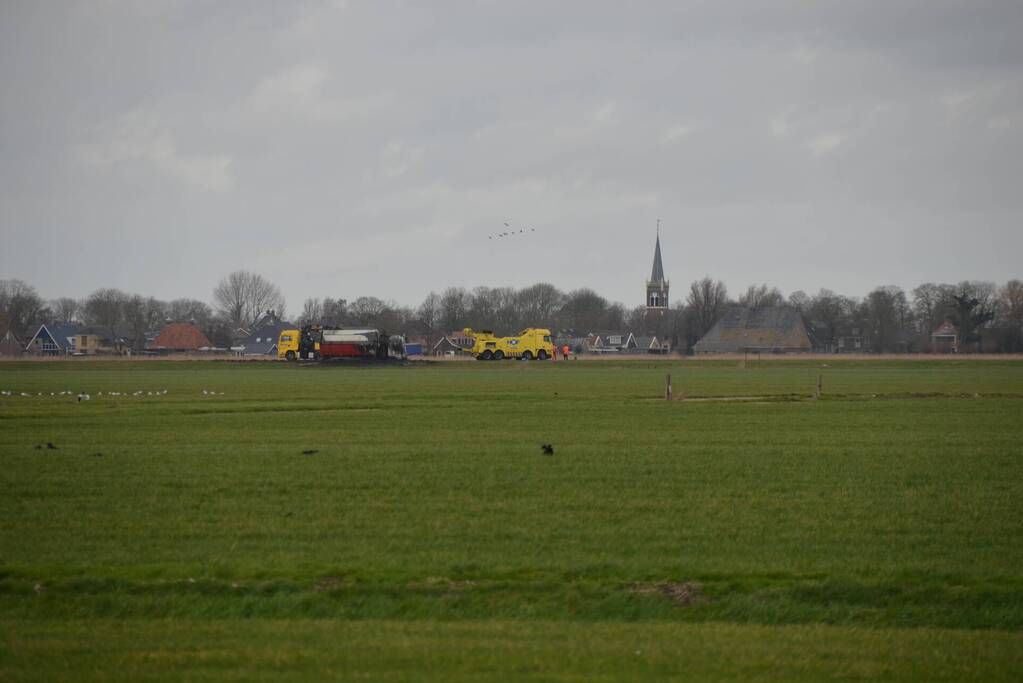 Vrachtwagen met slib weggezakt in berm