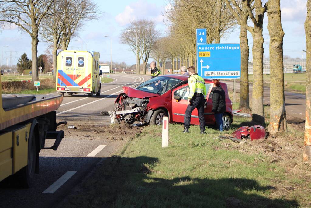 Automobilist gewond na crash tegen meerdere bomen