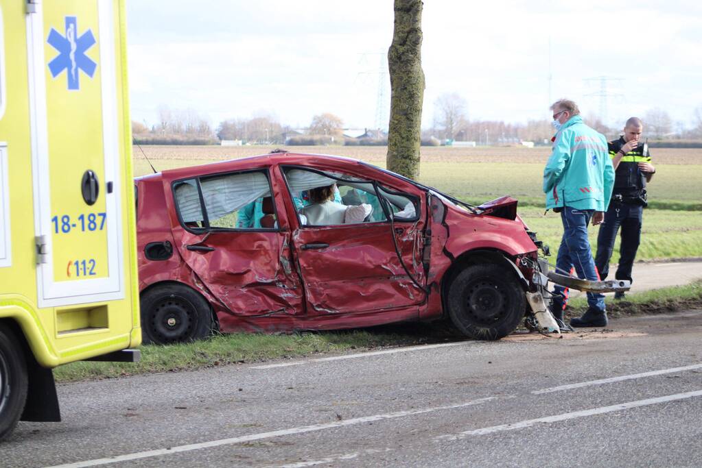 Automobilist gewond na crash tegen meerdere bomen