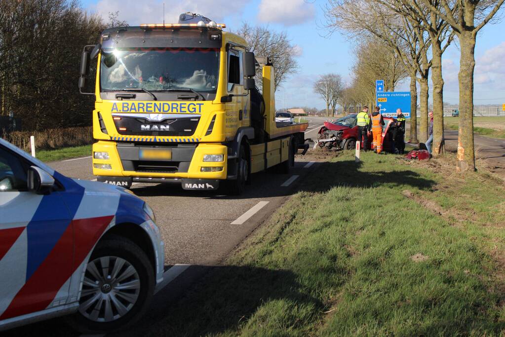 Automobilist gewond na crash tegen meerdere bomen