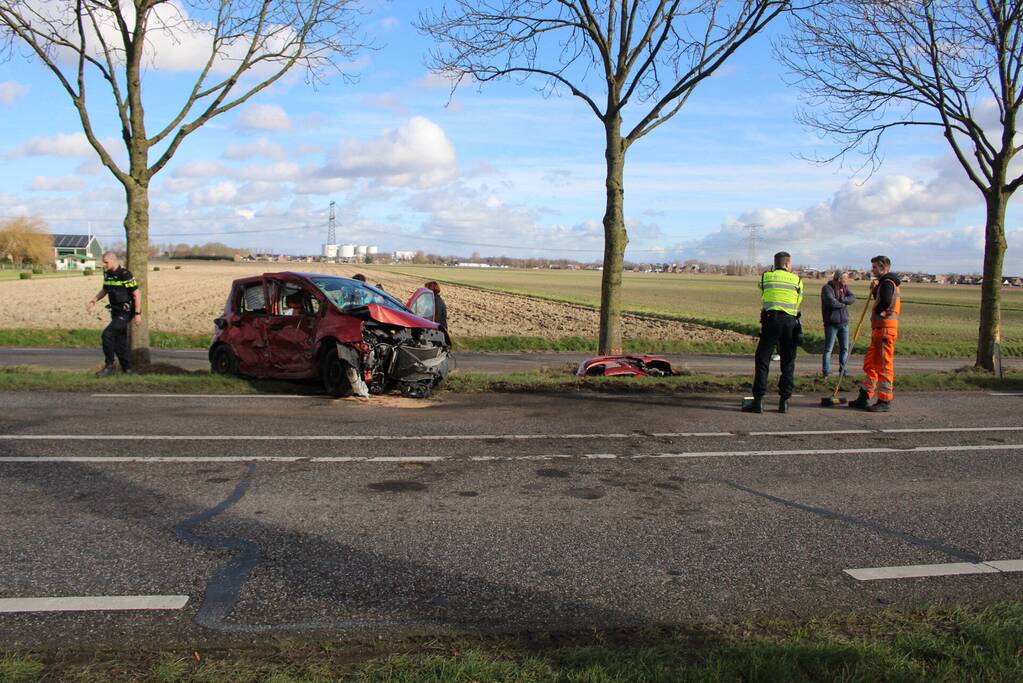 Automobilist gewond na crash tegen meerdere bomen