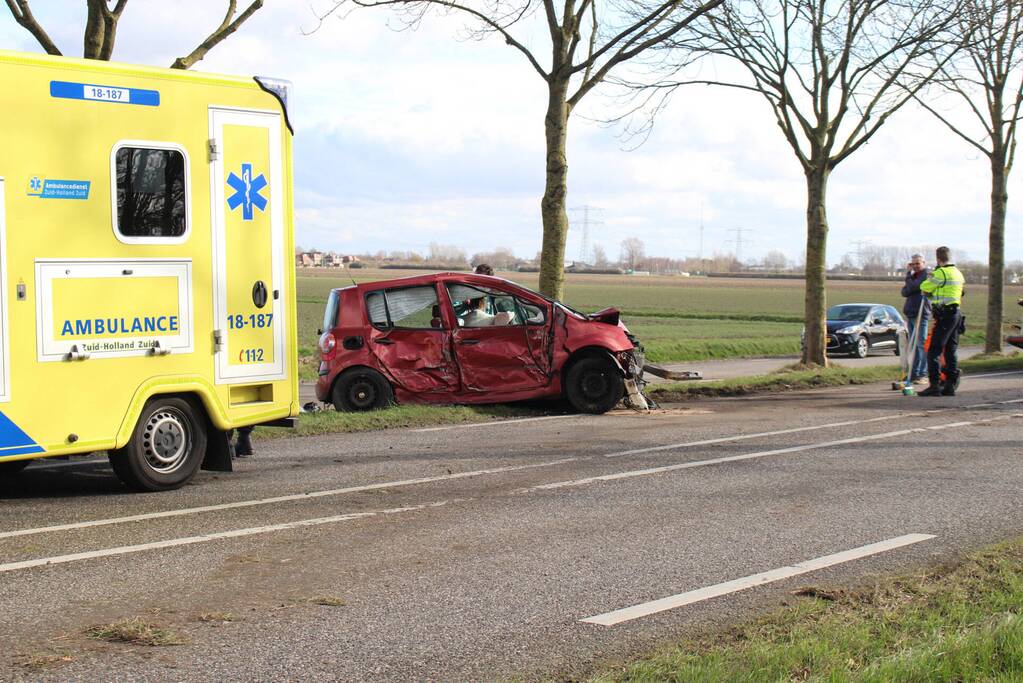 Automobilist gewond na crash tegen meerdere bomen
