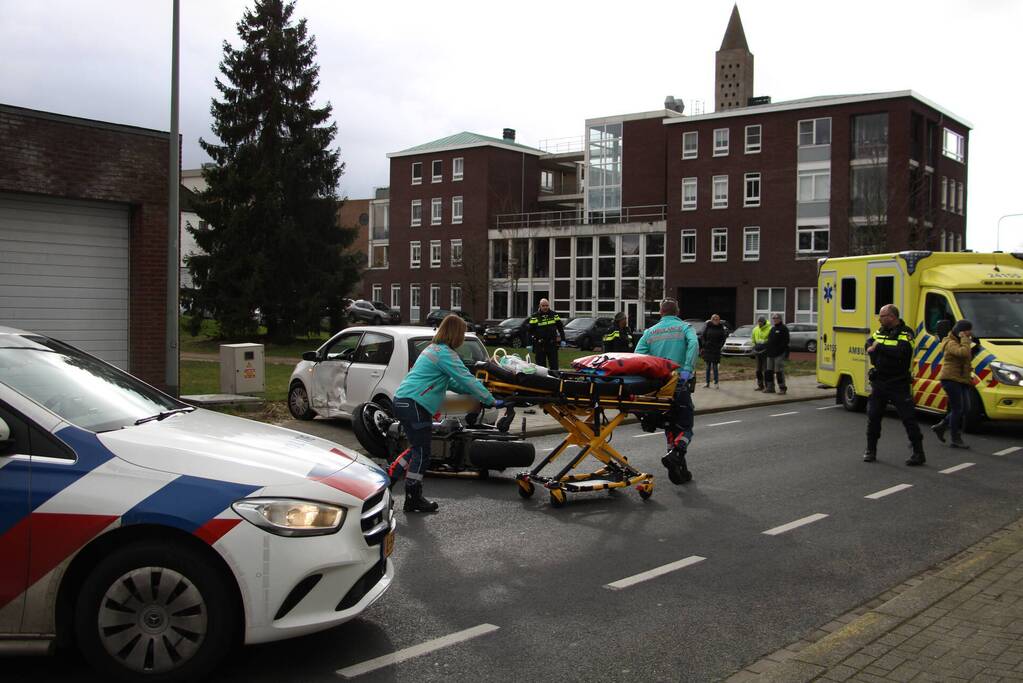 Motorrijder gewond bij botsing met auto