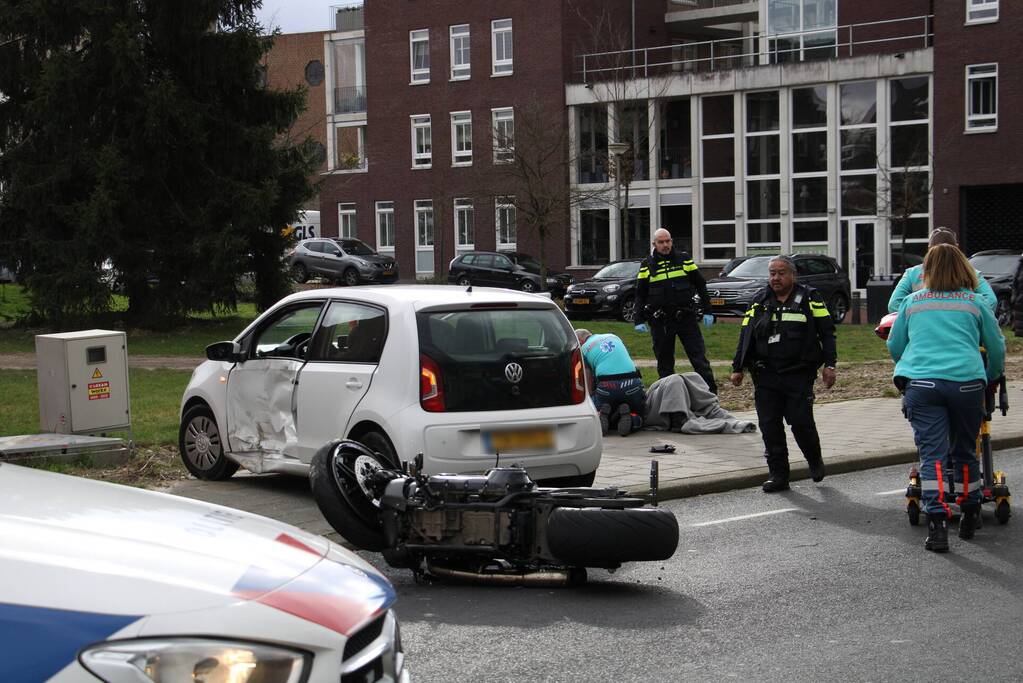 Motorrijder gewond bij botsing met auto