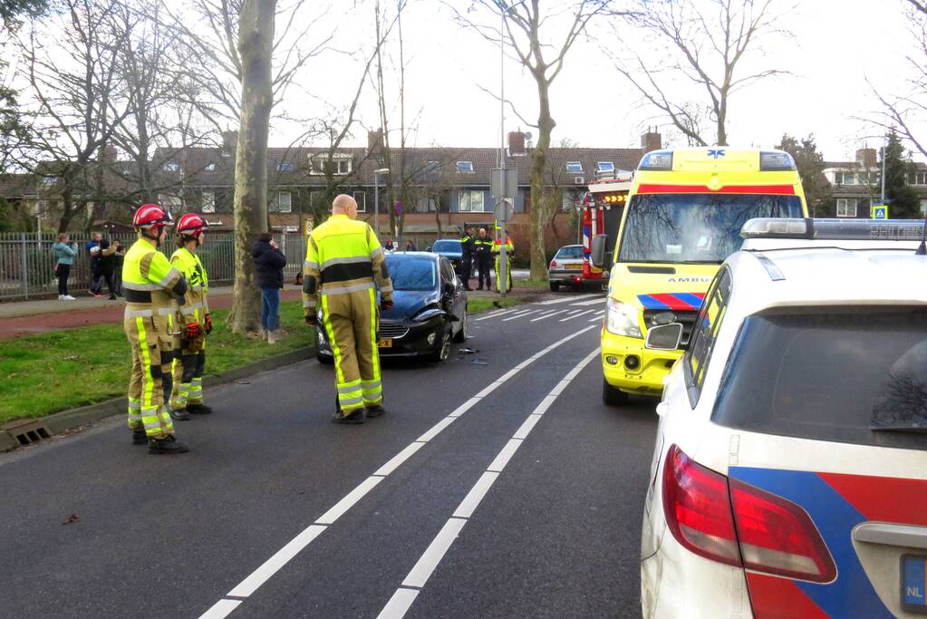 Twee personenwagens botsen frontaal