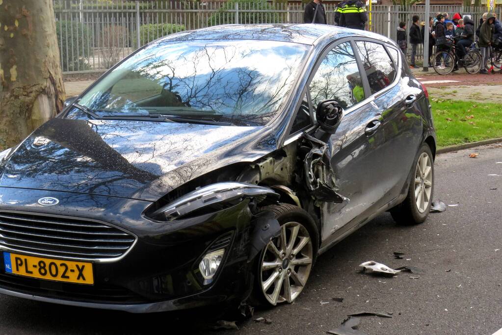 Twee personenwagens botsen frontaal