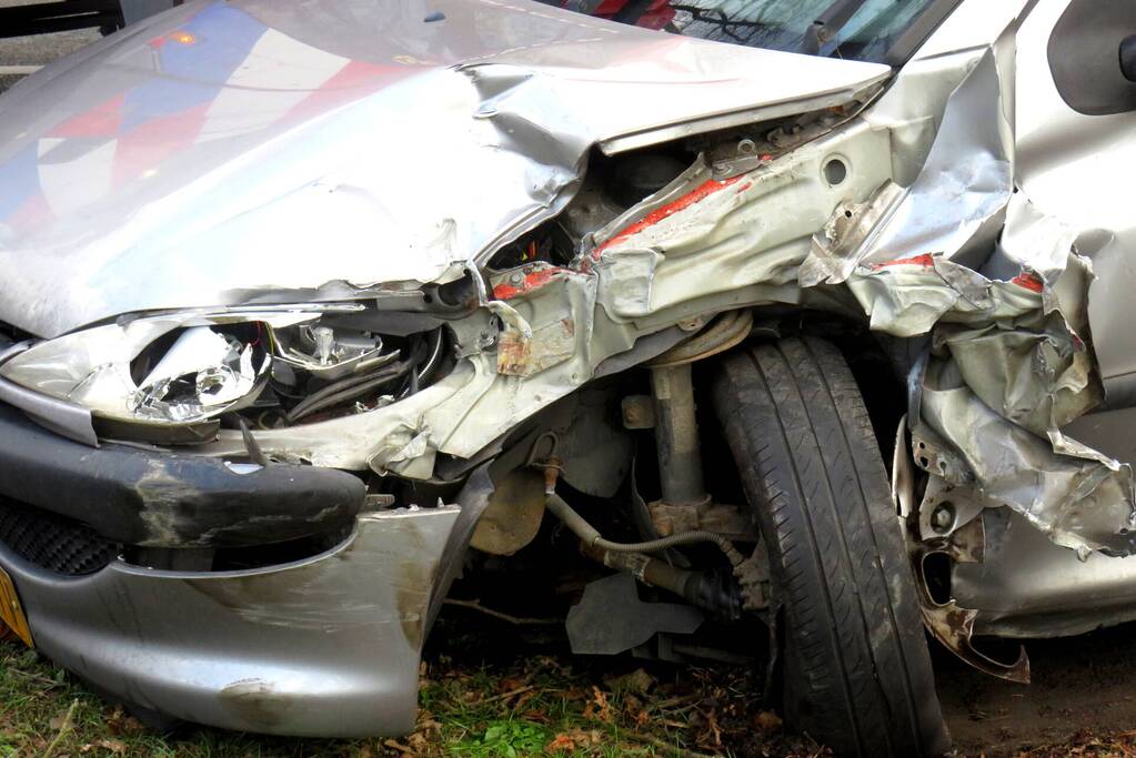 Twee personenwagens botsen frontaal