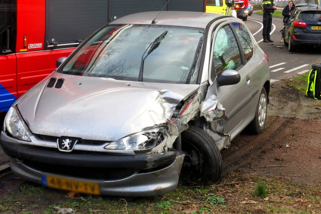 Twee personenwagens botsen frontaal