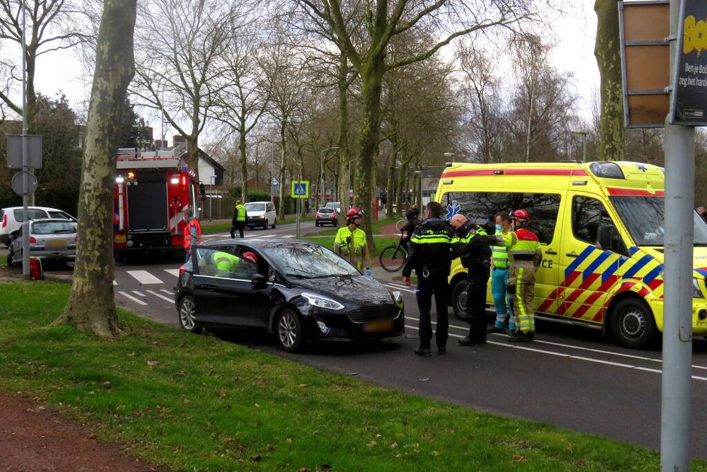 Twee personenwagens botsen frontaal