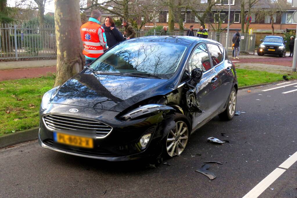 Twee personenwagens botsen frontaal