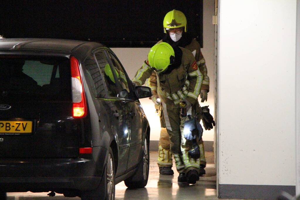 Brandweer dekt plas benzine af