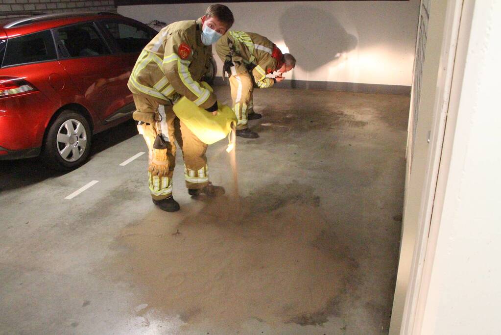Brandweer dekt plas benzine af