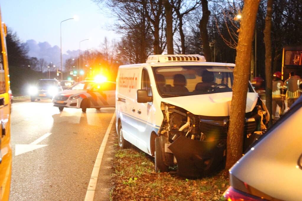 Bestelbus crasht tegen boom