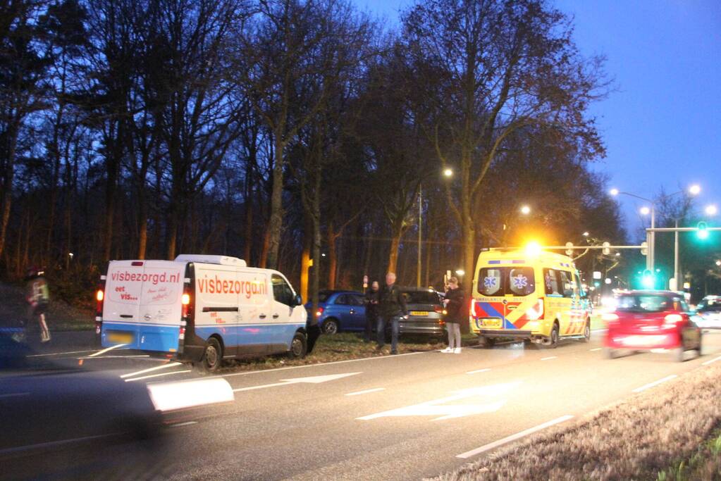 Bestelbus crasht tegen boom