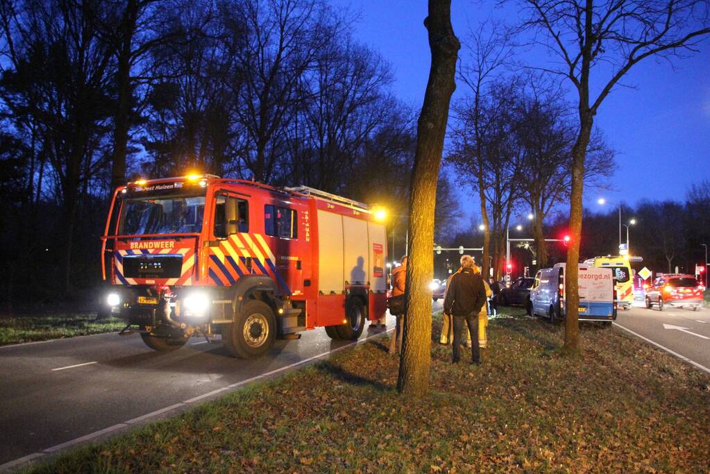 Bestelbus crasht tegen boom