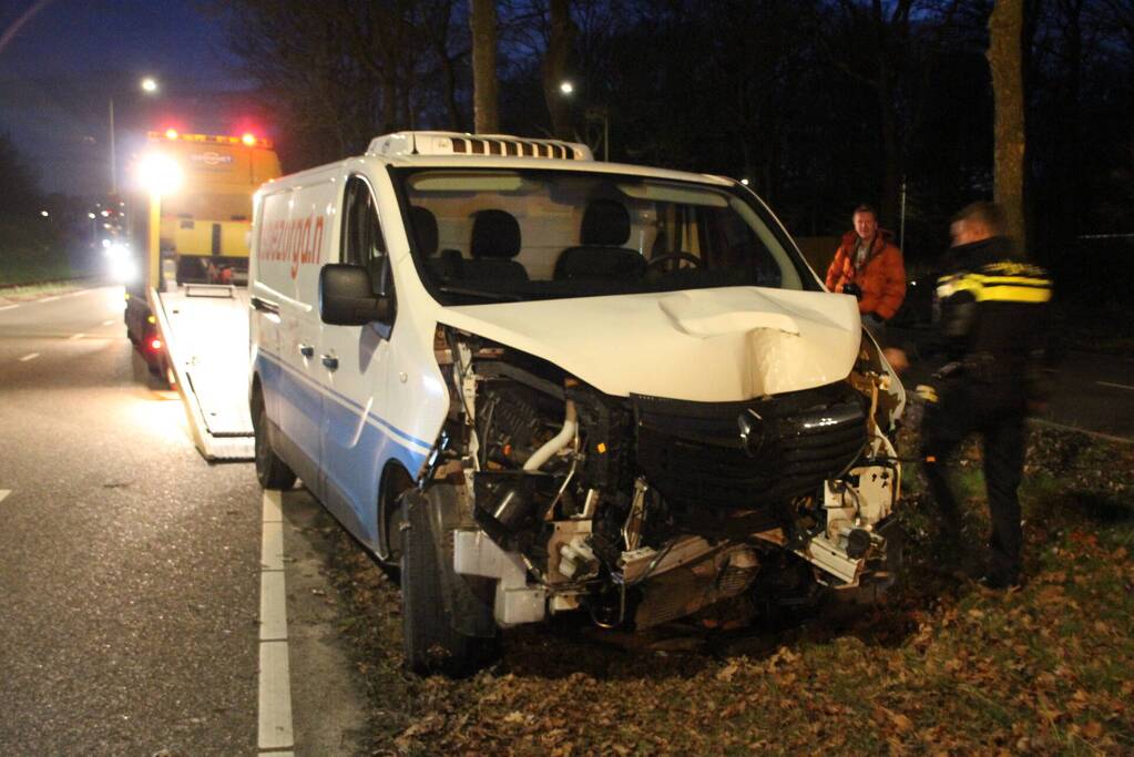 Bestelbus crasht tegen boom