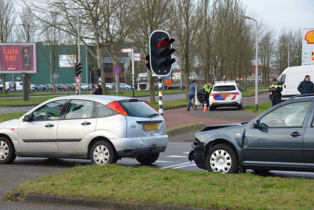 Automobilist botst op voorganger bij stoplicht