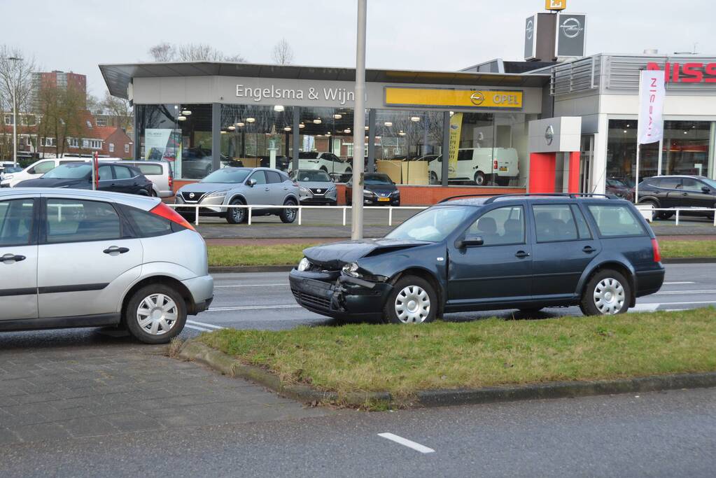 Automobilist botst op voorganger bij stoplicht