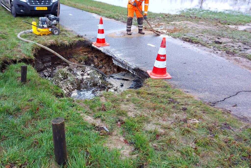 Weiland onder water door geknapte transportwaterleiding