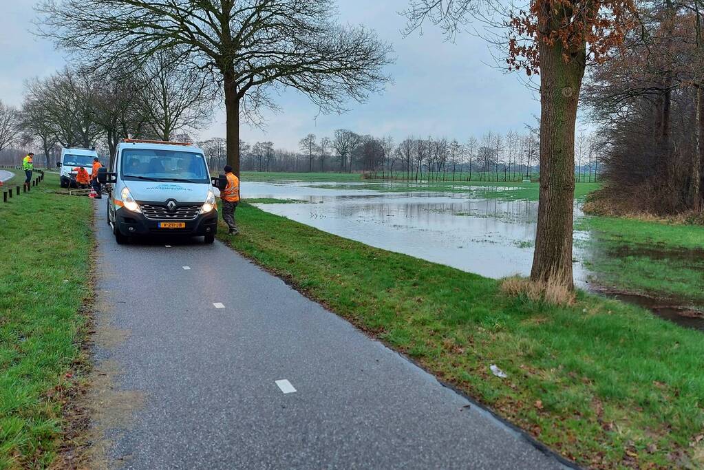Weiland onder water door geknapte transportwaterleiding