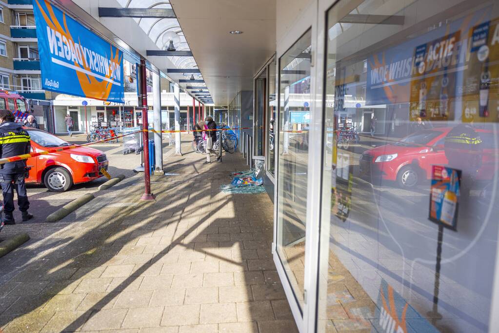 Automobilist rijdt met auto Gall Gall slijterij binnen