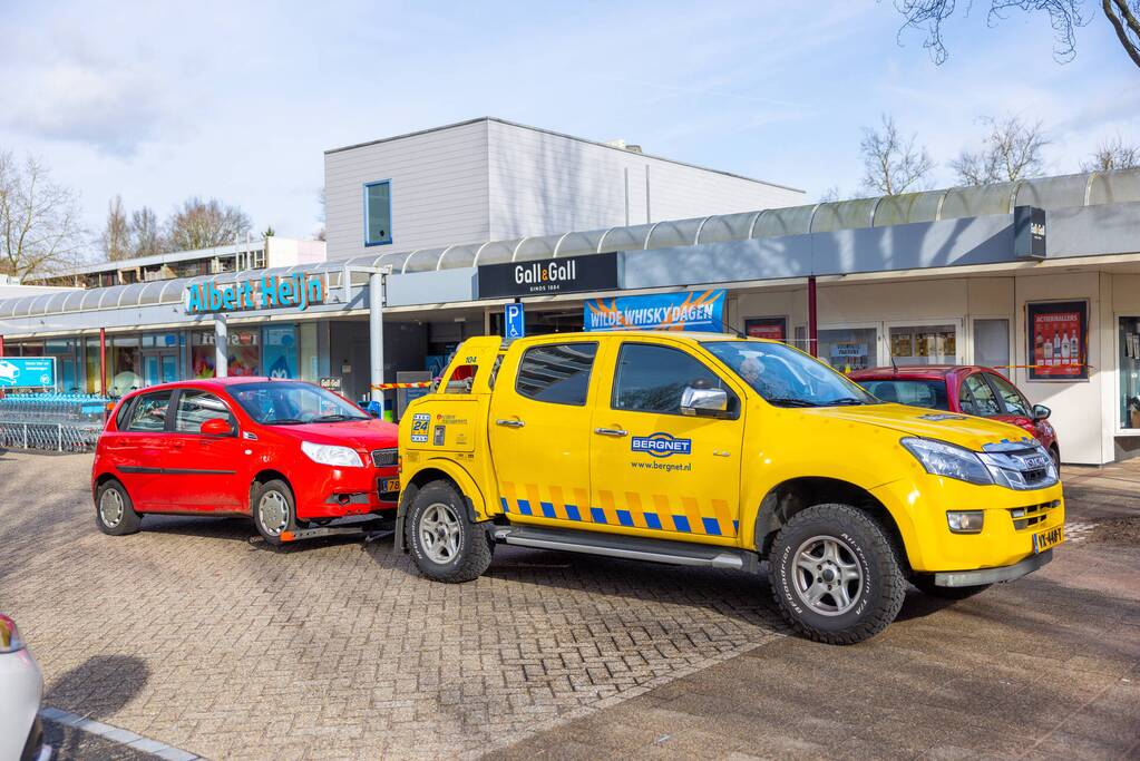 Automobilist rijdt met auto Gall Gall slijterij binnen