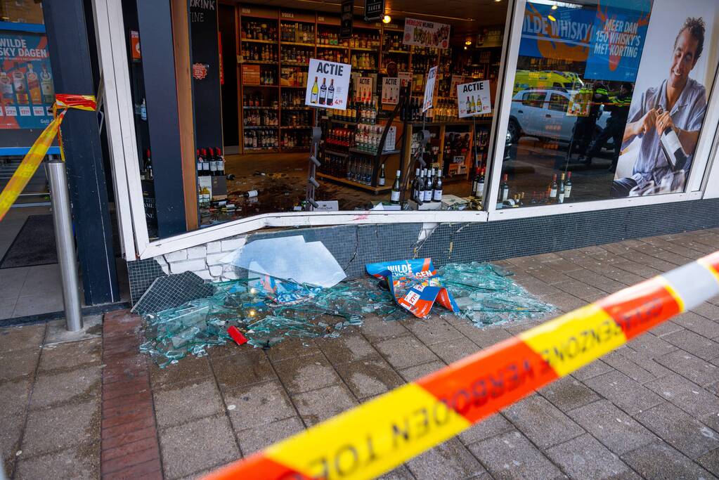 Automobilist rijdt met auto Gall Gall slijterij binnen