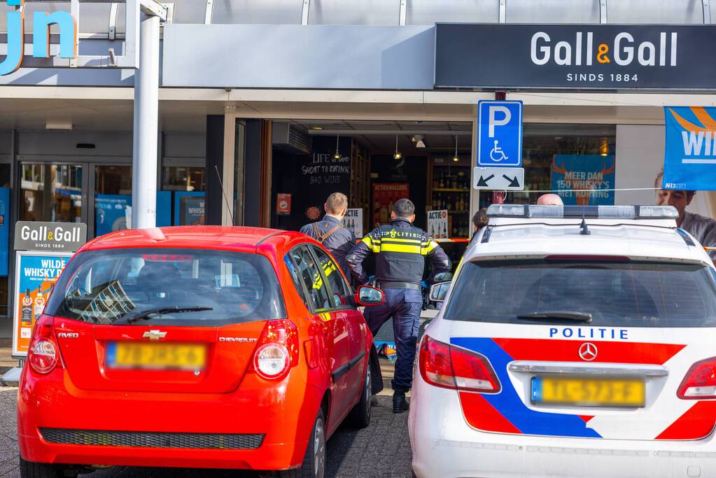 Automobilist rijdt met auto Gall Gall slijterij binnen