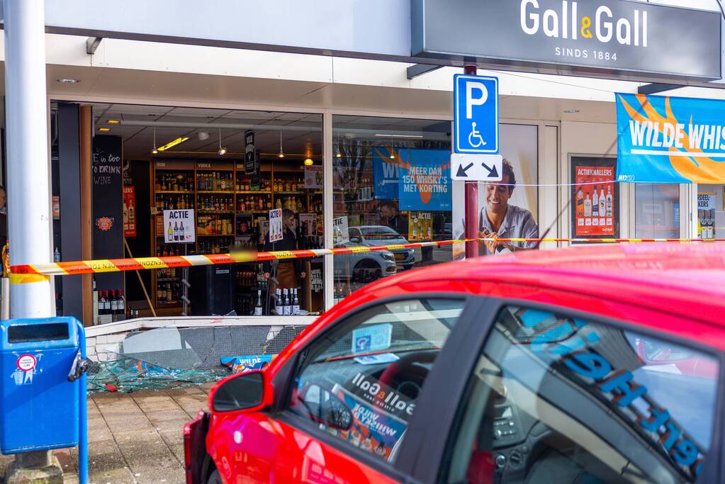 Automobilist rijdt met auto Gall Gall slijterij binnen