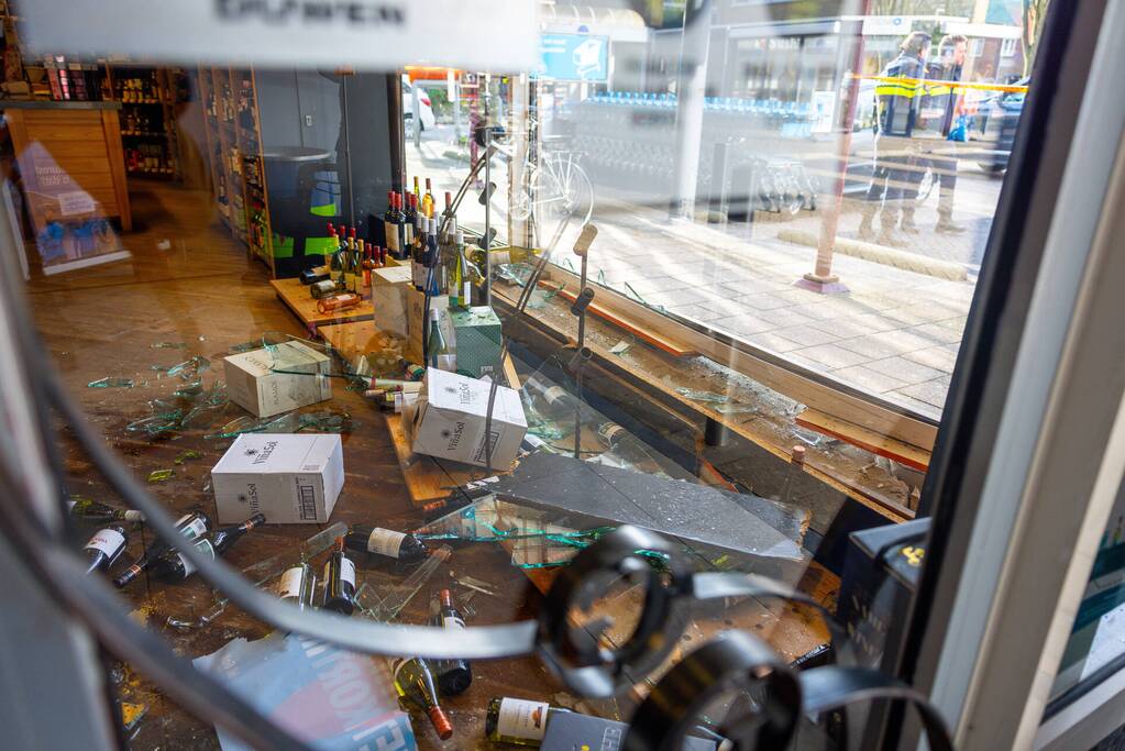 Automobilist rijdt met auto Gall Gall slijterij binnen