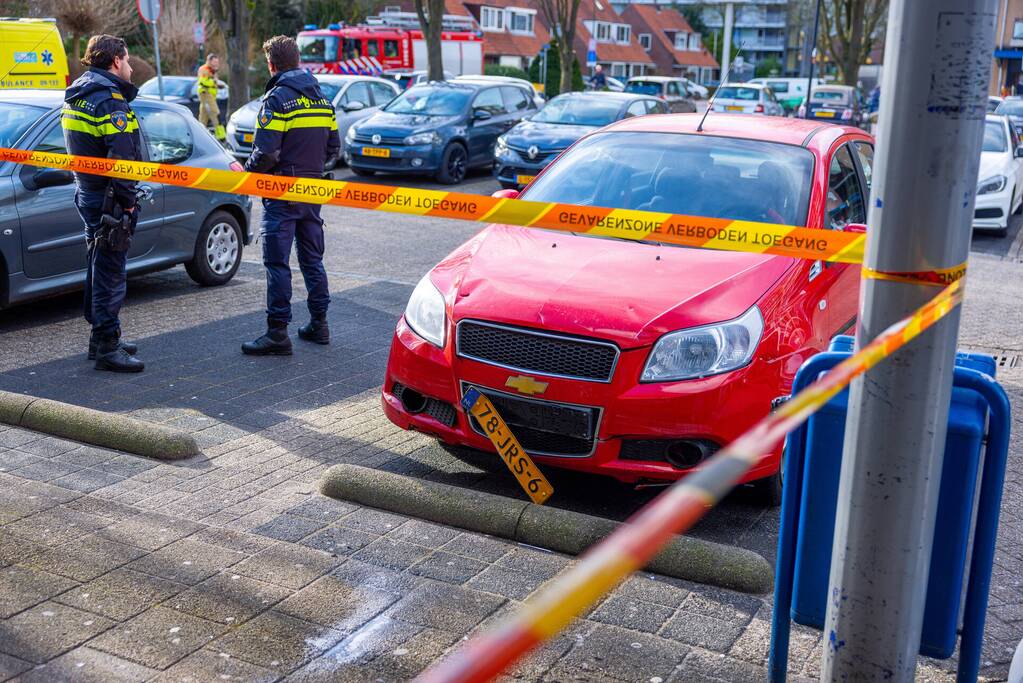 Automobilist rijdt met auto Gall Gall slijterij binnen