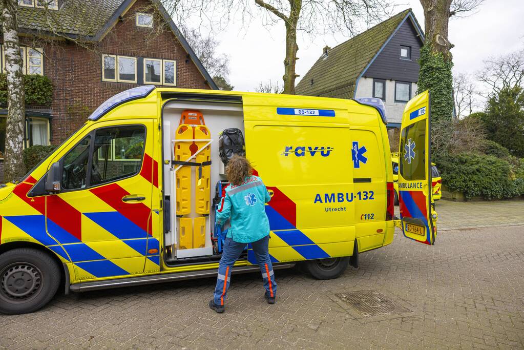 Traumahelikopter trekt veel bekijks met landing op voetbalveld