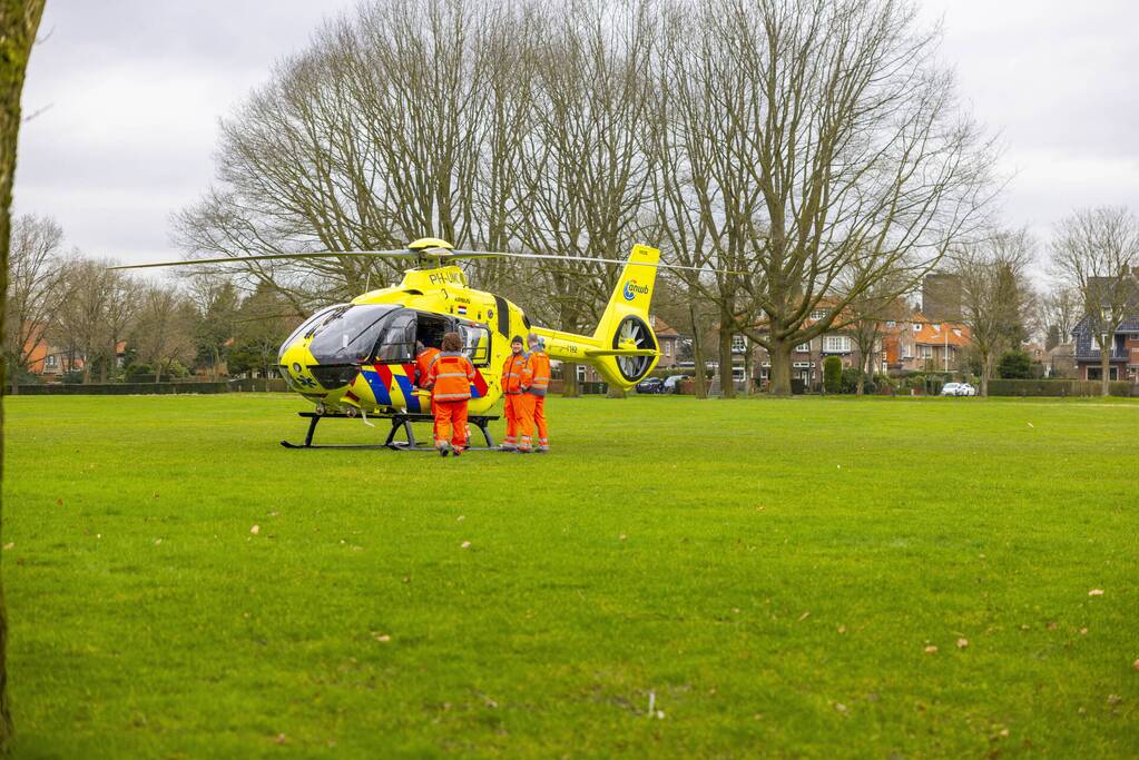 Traumahelikopter trekt veel bekijks met landing op voetbalveld
