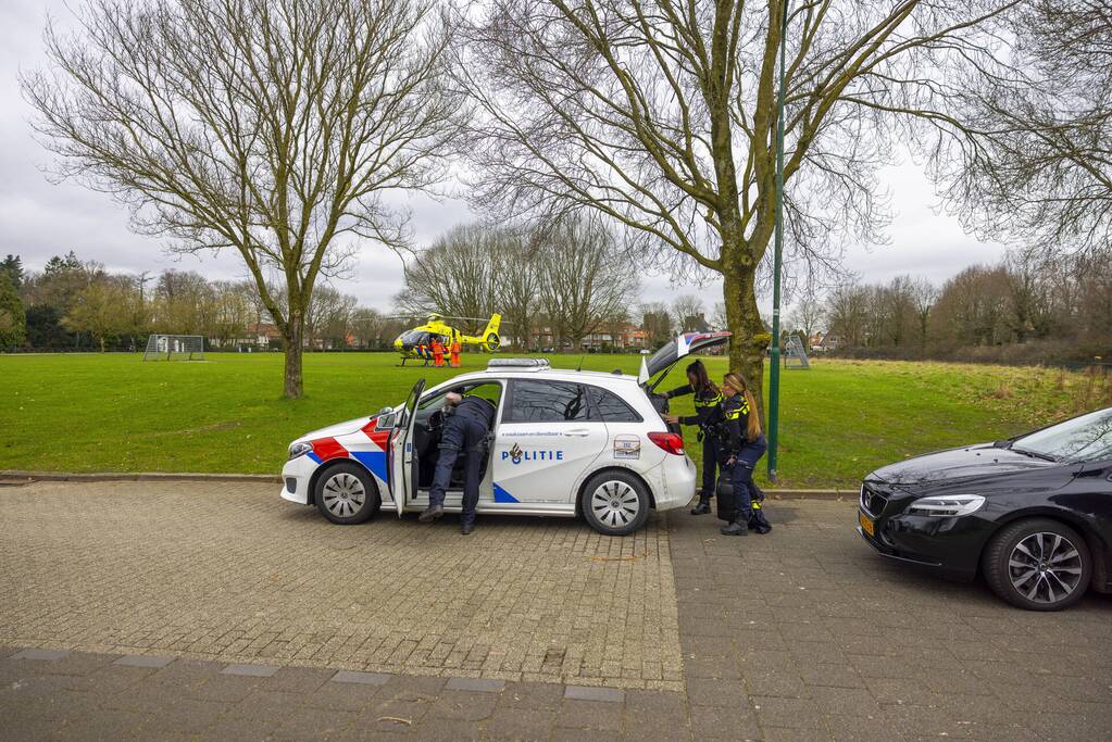 Traumahelikopter trekt veel bekijks met landing op voetbalveld