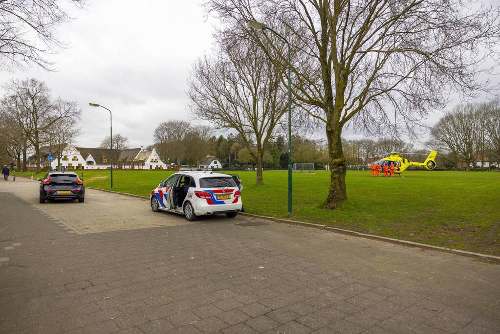 Traumahelikopter trekt veel bekijks met landing op voetbalveld