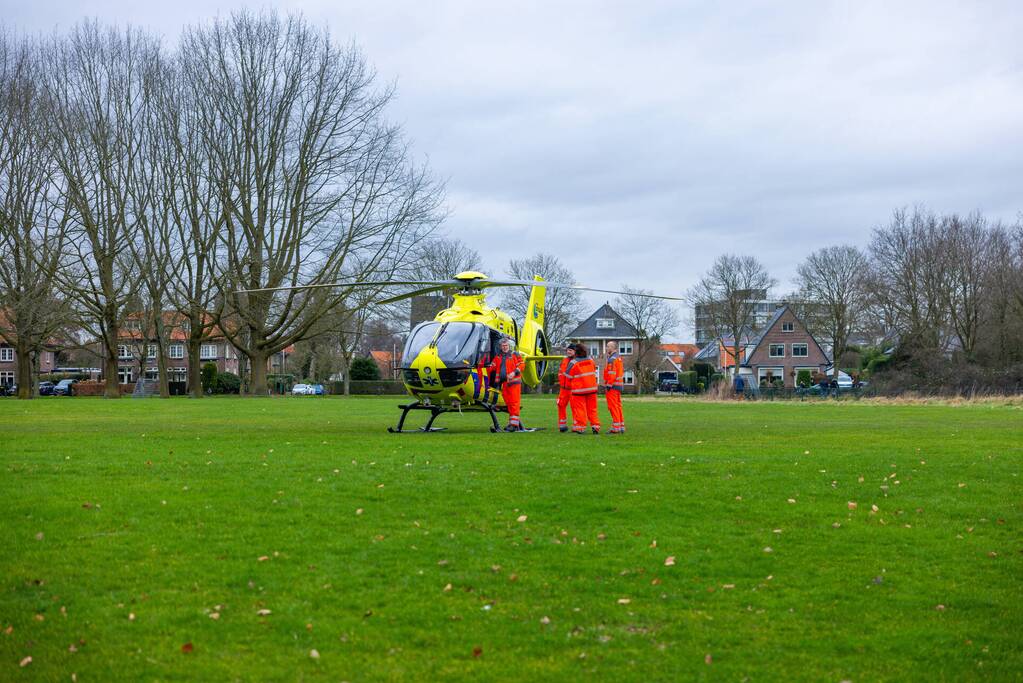 Traumahelikopter trekt veel bekijks met landing op voetbalveld