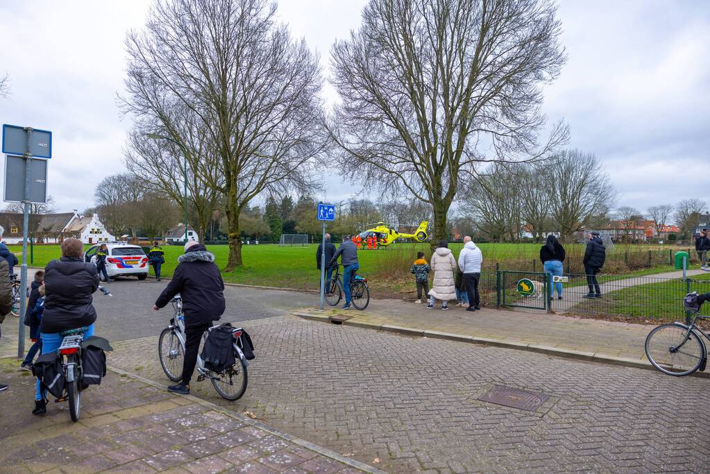 Traumahelikopter trekt veel bekijks met landing op voetbalveld
