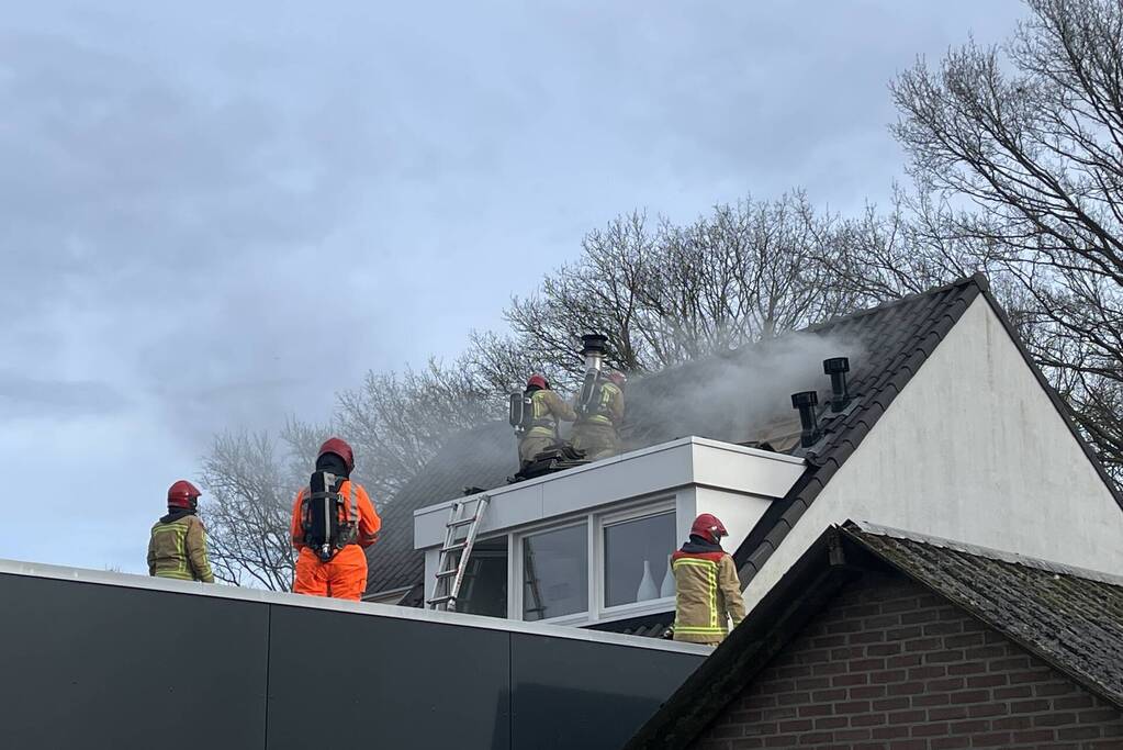 Veel rook bij brand op zolder van woning