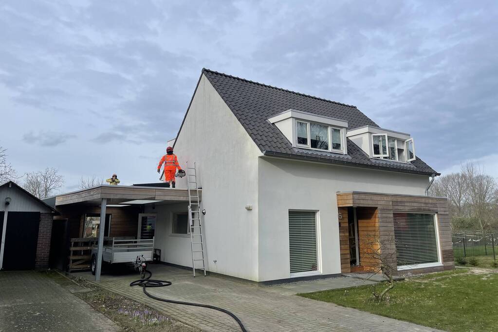 Veel rook bij brand op zolder van woning