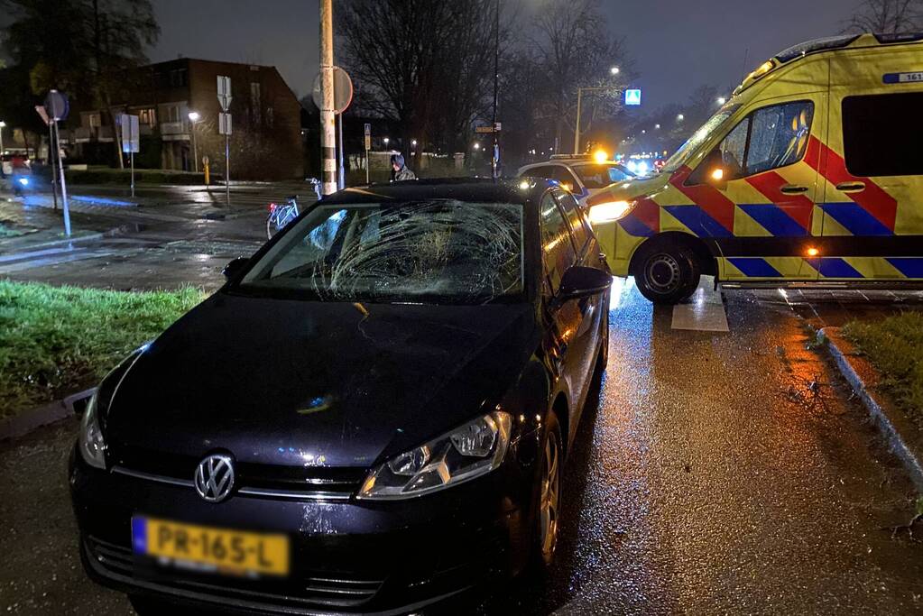 Voetganger geschept op zebrapad