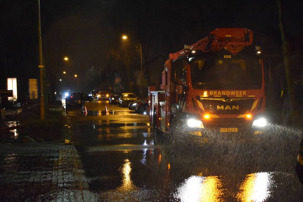 Brandweer blust brand in brokkenpers machine