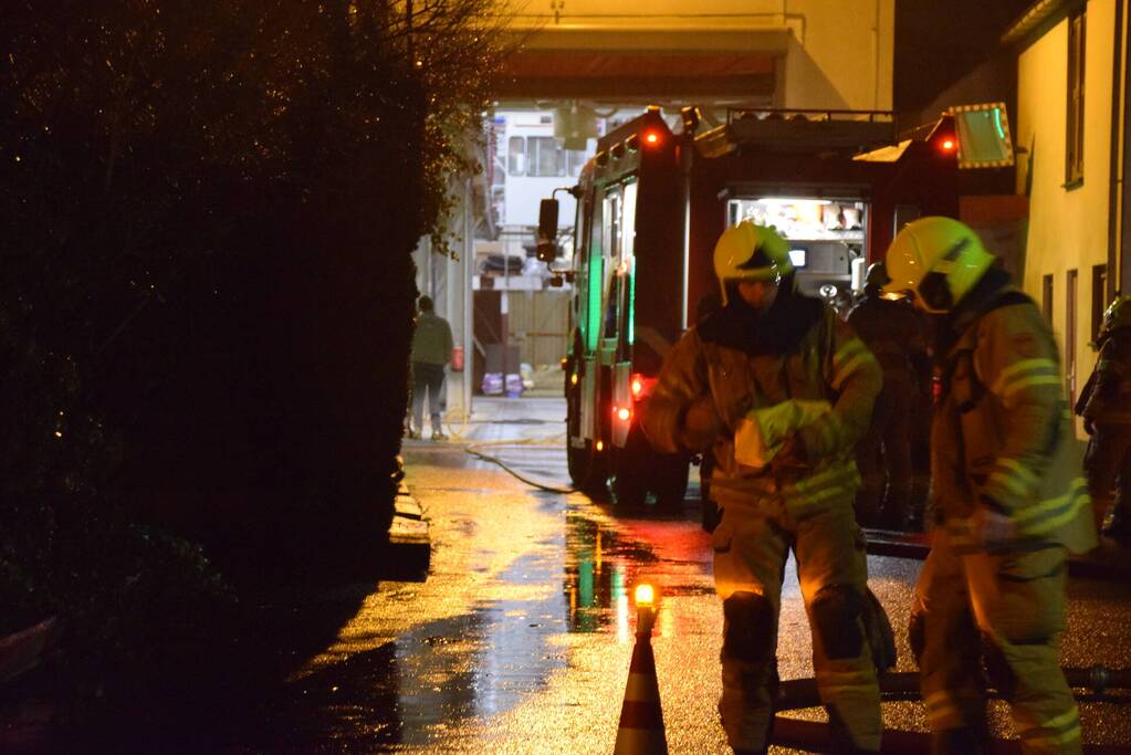 Brandweer blust brand in brokkenpers machine
