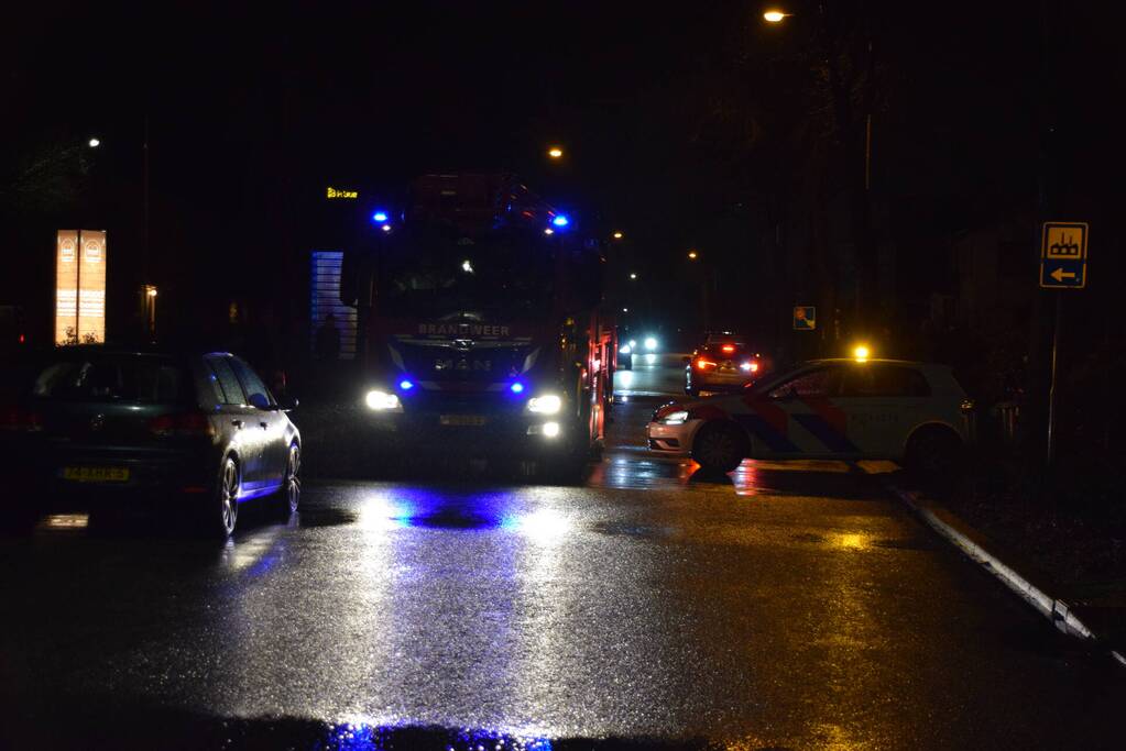 Brandweer blust brand in brokkenpers machine