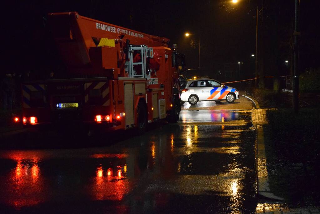 Brandweer blust brand in brokkenpers machine