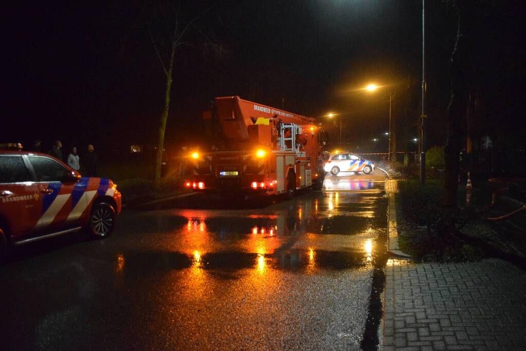 Brandweer blust brand in brokkenpers machine