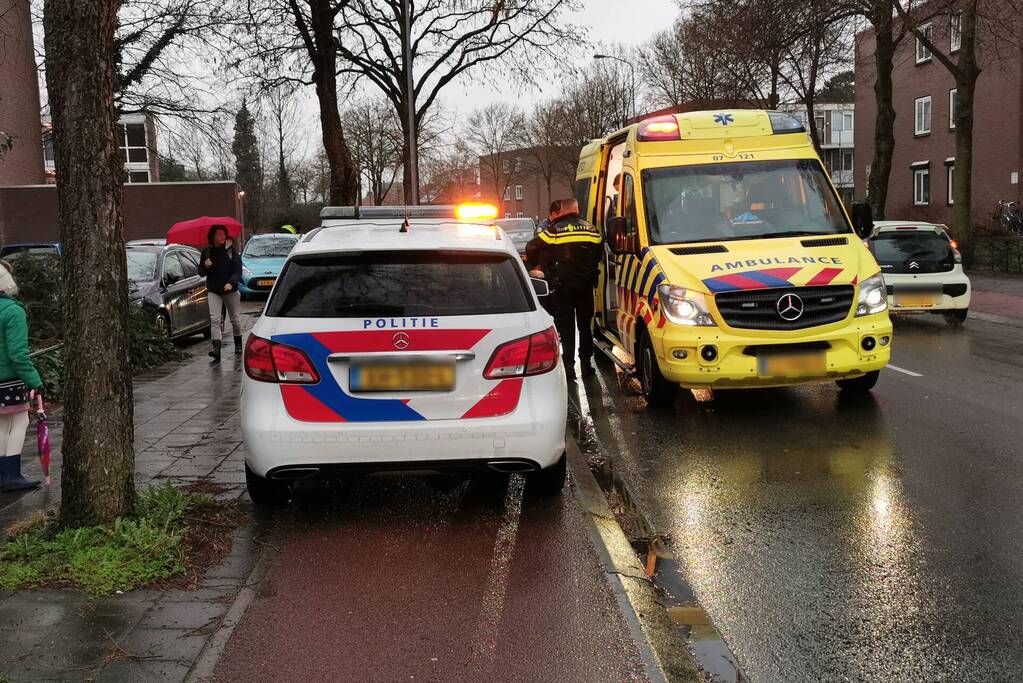 Vrouw op brommer gaat onderuit