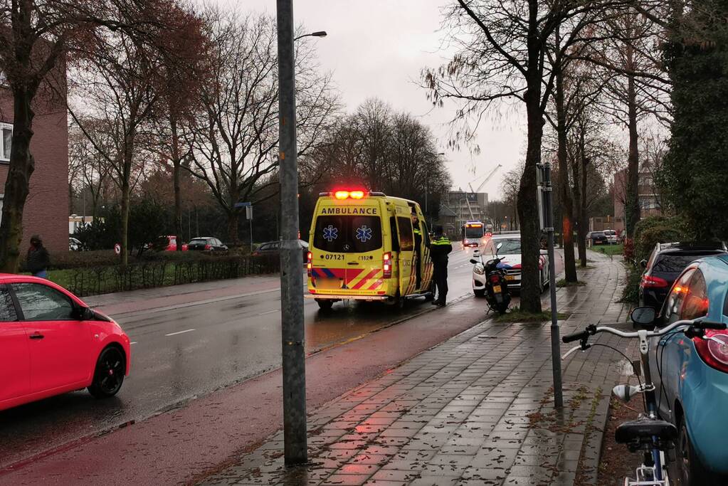 Vrouw op brommer gaat onderuit