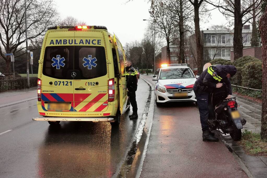 Vrouw op brommer gaat onderuit