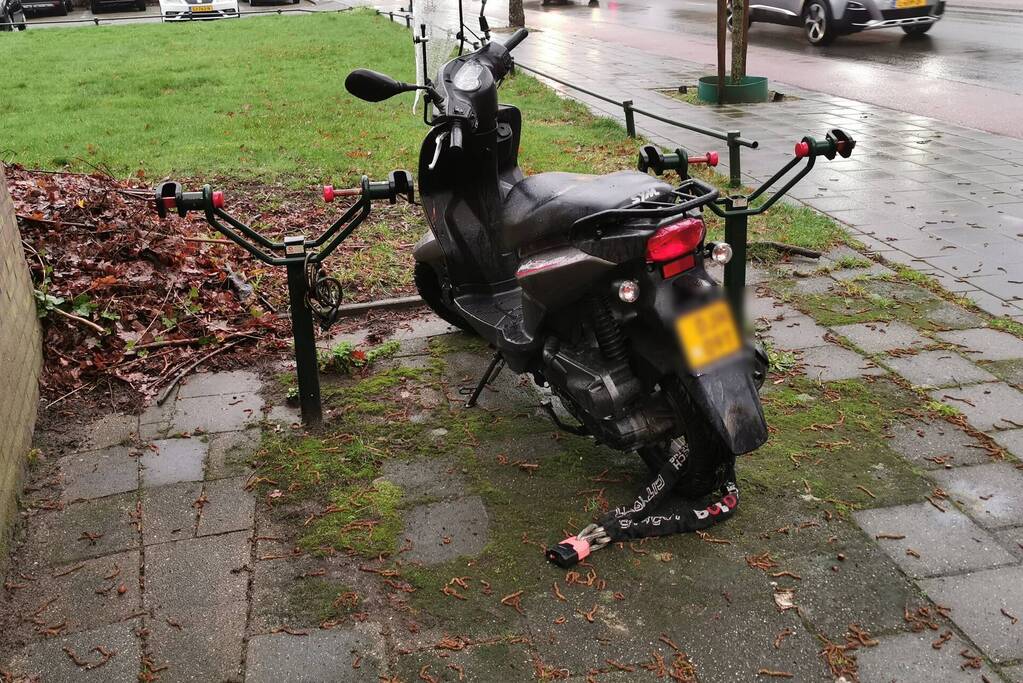 Vrouw op brommer gaat onderuit